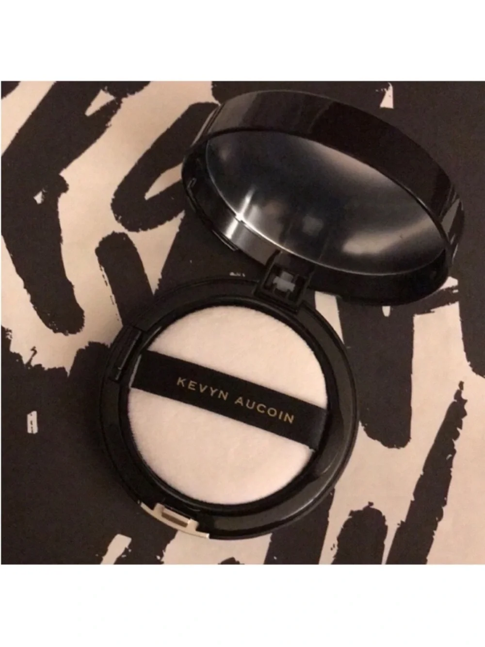 Kevyn Aucoin Gossamer Loose Setting Powder with Puff in Diaphanous  0.11 oz/ 3 g